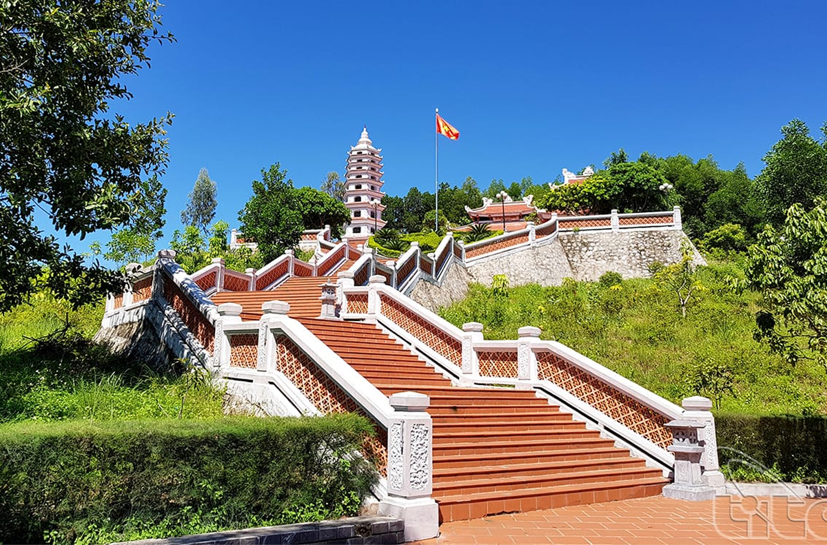 Đền tưởng niệm liệt sĩ bên bến phà Long Đại những di tích lịch sử Quảng Trị Mới